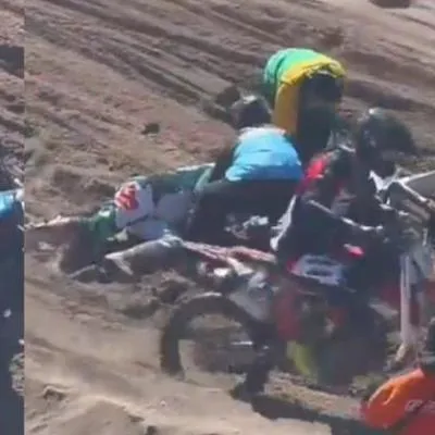 En Argentina, durante una carrera, un motociclista se accidento y quedó con su cabeza atorada en una de las llantas de la moto. Lograron rescatarlo.