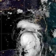 Huracán amenaza Florida con marejadas catastróficas y vientos destructivos.
