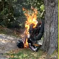 Pasto: comunidad capturó a ladrón, le quitó la ropa y quemó moto donde iba