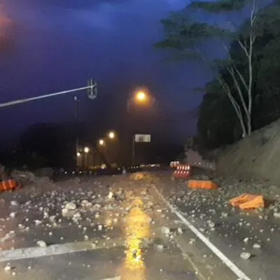Así quedó tramo de la vía al Llano por derrumbe en la madrugada de este miércoles 30 de agosto y que impidió reapertura. Acá, detalles.
