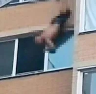 Rusia: hombre se salvó de milagro luego de caer de la ventana de su apartamento