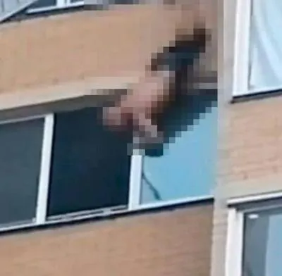 Rusia: hombre se salvó de milagro luego de caer de la ventana de su apartamento