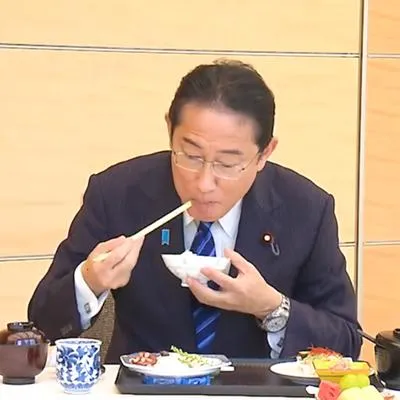 El primer ministro japonés come sushi en público para desmentir el riesgo del vertido de Fukushima