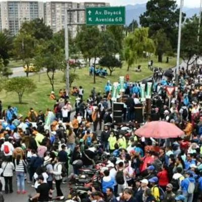 Paro de Fecode en Colombia afecta la movilidad en Bogotá, hay vías cerradas, Transmilenio y más por protesta contra Gustavo Petro.