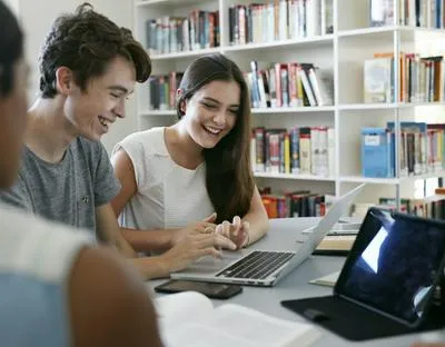 Becas para estudiar en España dirigidas a indígenas, afrocolombianos y mujeres rurales