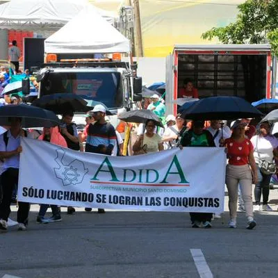 Paro de maestros en Medellín:, cerca de 300 personas participan en la movilización  que va a llegar a La Alpujarra.