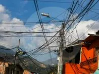 Hombre murió electrocutado mientras intentaba robar cables de alta tensión en Bogotá