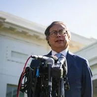 Gustavo Petro en la Casa Blanca, fue elogiado por Estados Unidos por sus esfuerzos buscando la paz.