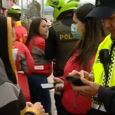 Policía sacó a mujer de Transmilenio por no pagar pasaje en pleno noticiero