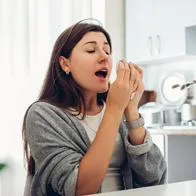 Por qué al estornudar se cierran los ojos o se dan saltos al dormir, reflejos involuntarios del cuerpo, estudios dan respuestas.