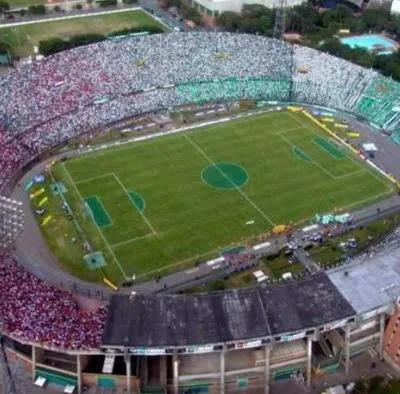 Estadio Atanasio Girardot con hinchadas de Independiente Medellín y Atlético Nacional, que no será posible en este clásico por prohibición. 