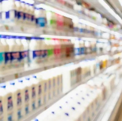 Estante de leches que produce empresas como Coolechera, la cual se habría acogido a la ley de insolvencia para ponerse al día con las deudas que tiene