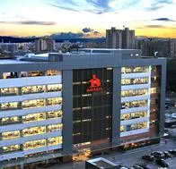 Oficinas de Bavaria, empresa que abrió vacantes laborales para jóvenes en Colombia