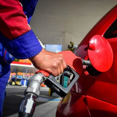 A fuel station worker fills a car with few fuel amid massive fuel shortages due to the increase of protests in Colombia against police brutality and abuse cases that rise to 16 women abused and more than 40 dead in the last 20 days of Anti-government National Strike, in Pasto, Narino on May 16, 2021. (Photo by: Camilo Erasso/Long Visual Press/Universal Images Group via Getty Images)