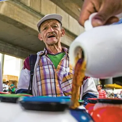 Así es el negociazo de un puesto de tintos en el centro de Medellín que, al día, vende hasta 8.000 y dicen a qué precio y más secretos.
