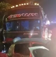 Robó bus de terminal de transportes y acabó embistiendo 4 vehículos; lo remolcaron al CAI.