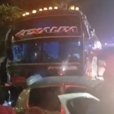 Robó bus de terminal de transportes y acabó embistiendo 4 vehículos; lo remolcaron al CAI.