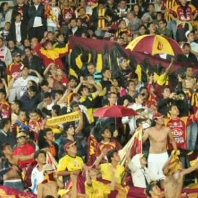 Hinchada del Deportes Tolima, a la que el club alertó por estafadores fuera del estadio.