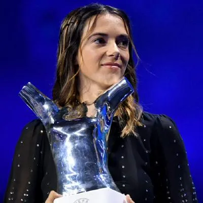 Aitana Bonmatí, jugadora del Barcelona, aprovechó que ganó premió de mejor jugadora de la Uefa y se lo dedicó a Jenni Hermoso.