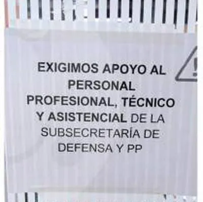 Carteles de abogados de la Alcaldía de Medellín con los que protestan por sobrecarga de trabajo.
