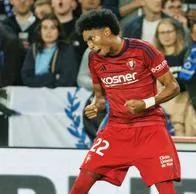 Johan Mojica se estrena con Osasuna y marca gol crucial en Conference League.