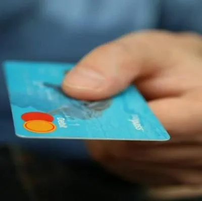 Tarjeta de crédito, cuyos usuarios tienen buena noticia por la baja de la tasa de usura para septiembre en sus deudas