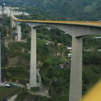 Puente Coello-Cocora, en la vía entre Cajamarca e Ibagué, que presenta raras grietas.