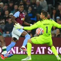 Jhon Jader Durán anota su primer gol en competencias europeas con el Aston Villa.