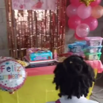 Pequeña enternece las redes con su reacción a la sorpresa de cumpleaños que le hizo la familia.