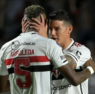 James Rodríguez celebraba con Arboleda por el gol con el que Sao Paulo empataba la serie con la Liga de Quito. Luego desperdició penal clave.