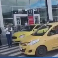 Un ciudadano denunció que varios taxistas se apropiaron de una zona de el aeropuerto El Dorado, donde no deben, para captar usuarios.