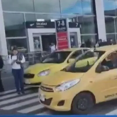 Un ciudadano denunció que varios taxistas se apropiaron de una zona de el aeropuerto El Dorado, donde no deben, para captar usuarios.