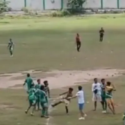 Difútbol: pelea de niños por juez en partido: padres también participaron