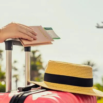 Inteligencia artificial dio recomendaciones para elegir la opción más económica para viajar en temporada alta y no gastar dineral en sus vacaciones.