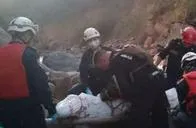 Bomberos sacando cuerpo de agua. En relación con desaparecido en Santander. 