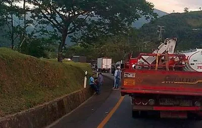 Vía al Llano cerrada.