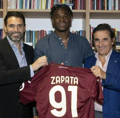 Duván Zapata es presentado como nueva figura del Torino de Italia.
