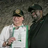 Gustavo Petro en acto de restitución de tierras en los Montes de María.