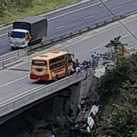 Una buseta habría perdido los frenos y se volcó en el municipio de Amagá
