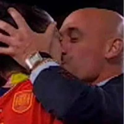 Beso de Luis Rubiales a Jenni Hermoso, el presidente de la RFEF reiteró que fue consentido en nuevo comunicado.