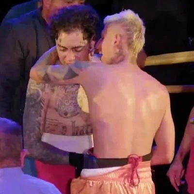 Nicolás Arrieta, abrazado por 'La Liendra' tras su pelea este 2 de septiembre.