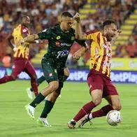 Juan Pablo Nieto, del Deportes Tolima, cayendo en el área del Bucaramanga, que fue cobrado como penal y luego no.