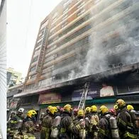 Incendio en un centro comercial de la zona céntrica de Cali deja varios locales destruidos.