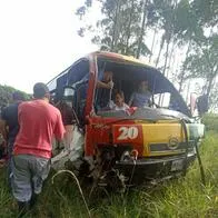 16 Lesionados por accidente de transito que involucra un bus en vías del Quindío.
