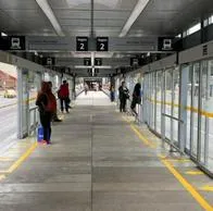 Auxiliar de policía cae en la vía de Transmilenio cuando intentaba detener un robo