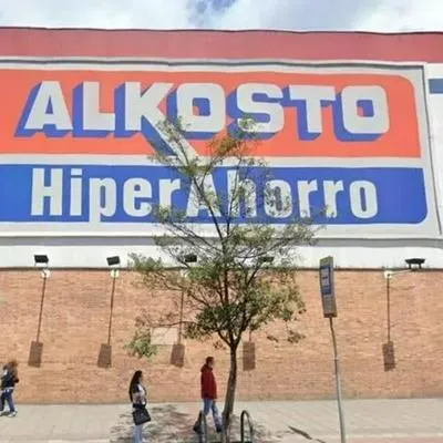 Fachada de un almacén Alkosto, la cual lanzó recientemente ofertas de empleo en distintas áreas y por todo Colombia