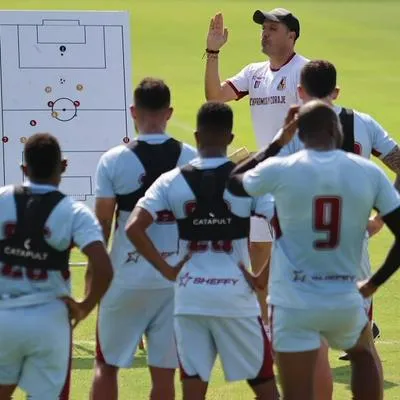 Juan Cruz Real, técnico del Deportes Tolima entrendo.
