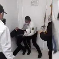 Video: paciente se enfrentó a guardas de seguridad en un hospital de Bogotá.