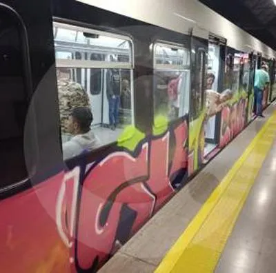 Metro de Medellín fue evacuado por grafiti que pintaron vándalos en tren