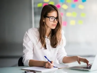 Mujer trabajando. En relación con ofertas laborales.